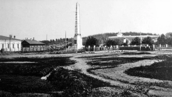 Демидовская площадь с обелиском в честь 100-летия горного дела  на Алтае