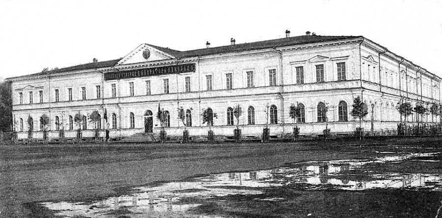 Реальное училище им.  Николая II ( бывшее горное училище) с видом на Конюшенный пер. (пр.Красноармейский, 21)