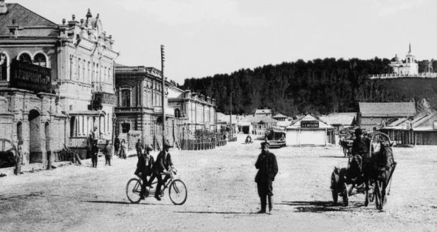 Вид на Гору от Соборного переулка. Слева дом купца  Морозова и усадьба Сухова