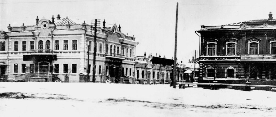 Ул.Б.Тобольская( с 1910г. ул.Л.Толстого). Слева торговый дом купца Морозова (ул.Л.Толстого, 38)