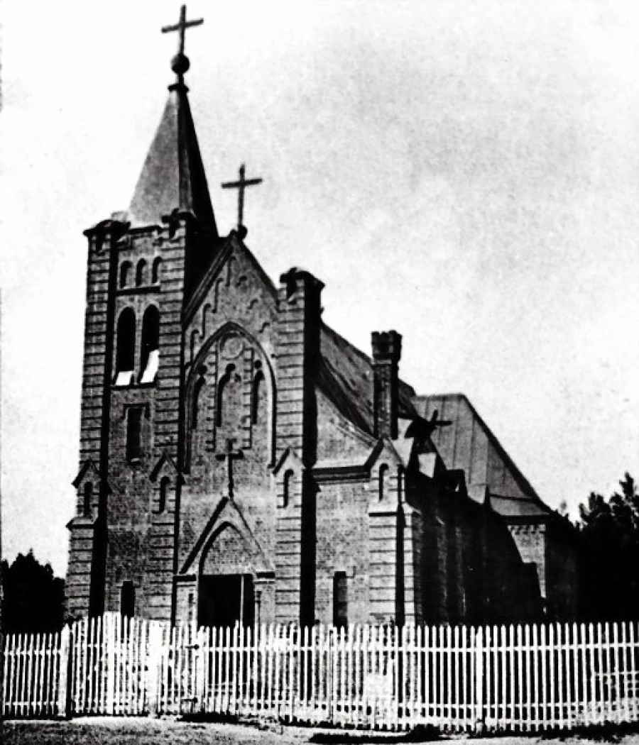 Римско-католический костел (1913-1931гг.), в 1936г. частично разрушен, впоследствии аптека №4 (пр.Ленина, 44)