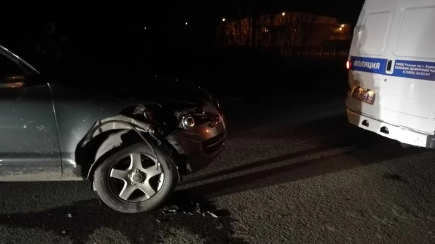 Пьяная автоледи протаранила автомобиль полицейских.