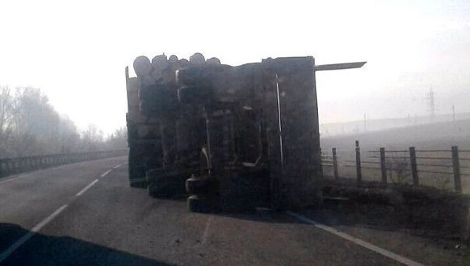 Под Бийском перевернулся прицеп лесовоза. 16 октября 2017 года.