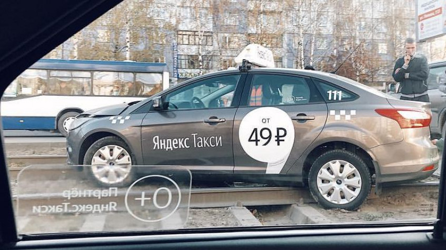Авария с такси в Барнауле.