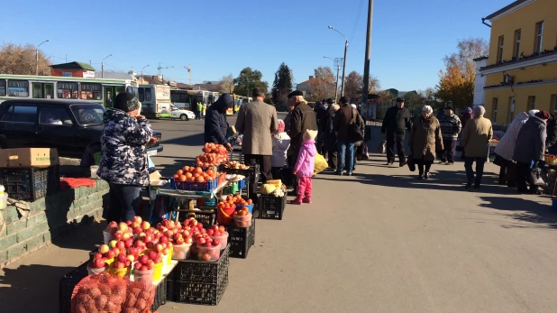 Торговля на улицах Барнаула.