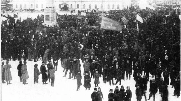 Демонстранты на Демидовской площади, 1918г.