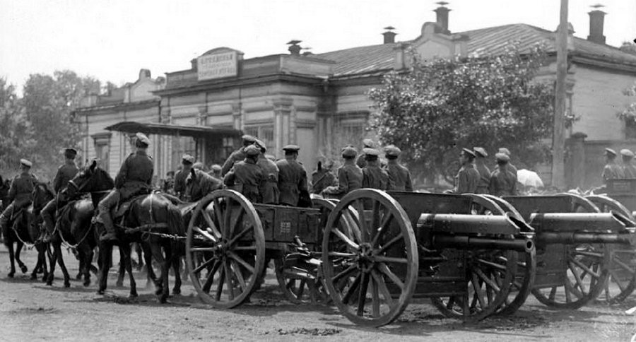 Белочехи с английскими пушками на Соборной площади, 1919г.