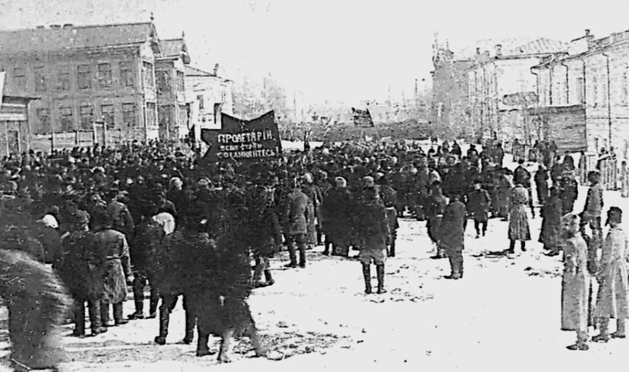 Митинг у Народного дома на ул.Петропавловской (с 1921г. - ул.Республики), 1917г.