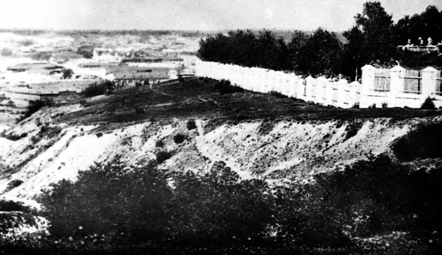 Вид на город и нагорное кладбище, закрыто в 1931г.