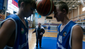 Заслуженный тренер по баскетболу Евгений Гомельский провел в Барнауле мастер-класс 