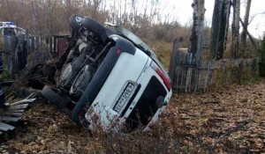 В Камне-на-Оби Toyota снесла забор. 19 октября 2017 года.