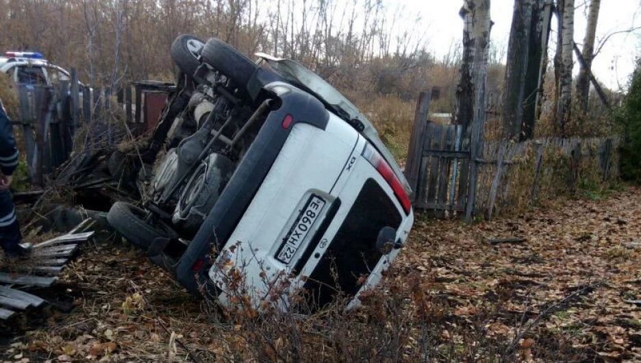 В Камне-на-Оби Toyota снесла забор. 19 октября 2017 года.