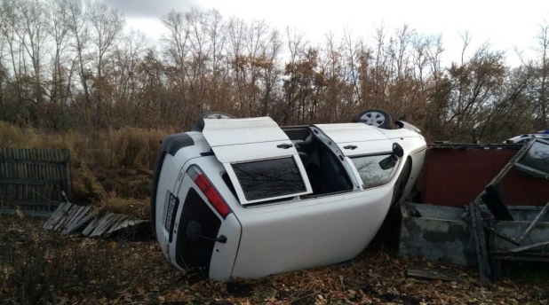 В Камне-на-Оби Toyota снесла забор. 19 октября 2017 года.