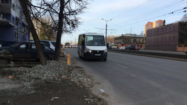 Загроможденный строящийся тротуар у ЖК Plaza.