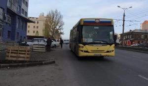 Загроможденный строящийся тротуар у ЖК Plaza.