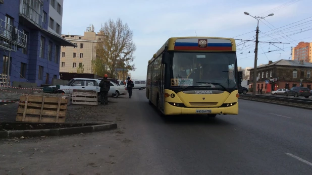 Загроможденный строящийся тротуар у ЖК Plaza.