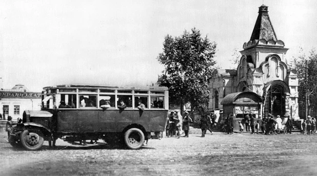 Первая автобусная линия Пл.Свободы - Вокзал, открыта в 1929 г. Справа - часовня иконы  Божьей матери