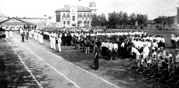 Стадион БПСО Динамо (Барнаульского пролетарского спорт. общества), до 1927 г. - спортплощадка для совторгслужащих