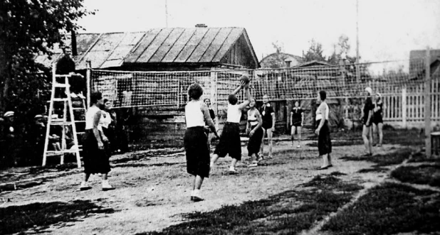 Первенство города по волейболу, играют женские команды Динамо и Медик, 1937 г.