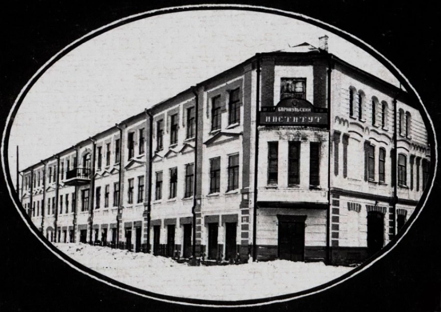 Учительский институт (1933-1941 гг.), впоследствии госпиталь, партшкола, бывшее здание купца Поскотинова (ул.Мало-Олонская, 21)