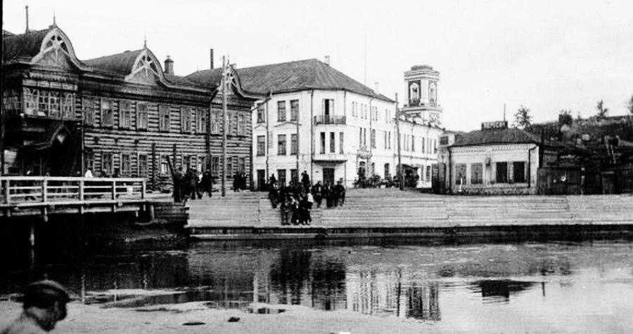 Вид от Барнаулки на здание института и общежитие его преподавателей в бывшей гостинице Империал (слева)