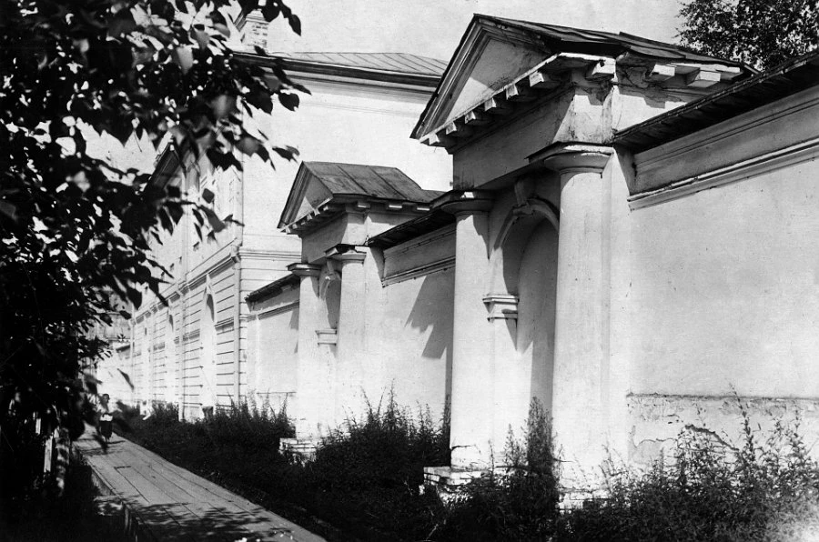 Ул.Республики (с 1963г. ул.Ползунова) у ограды лесопильного, ранее сереброплавильного завода