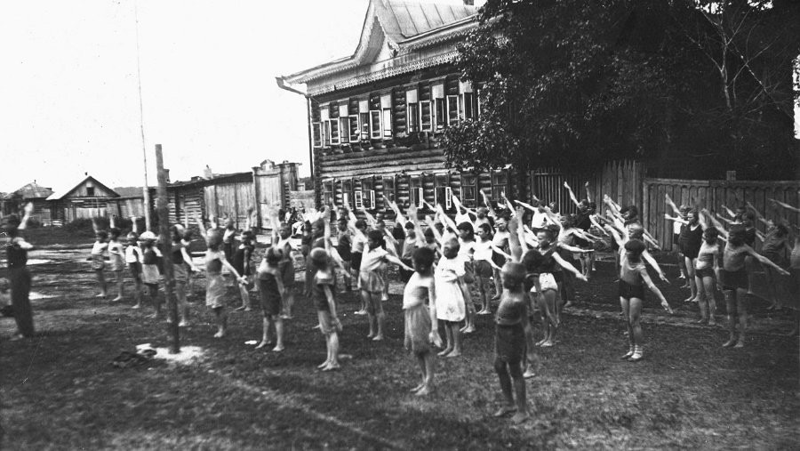 Утренняя зарядка в лагере на Булыгинской заимке (пос.Кирова), 1934 г.