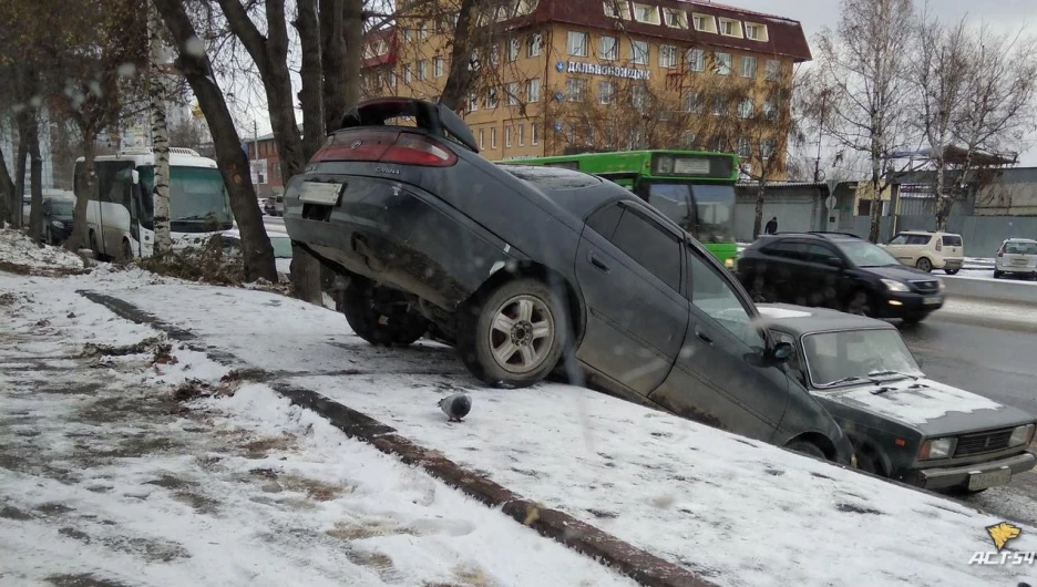 День жестянщика в Новосибирске. Из-за выпавшего снега и гололеда в городе увеличилось количество ДТП. 25 октября 2017 года.