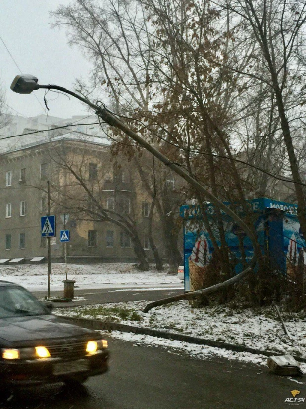 День жестянщика в Новосибирске. Из-за выпавшего снега и гололеда в городе увеличилось количество ДТП. 25 октября 2017 года.