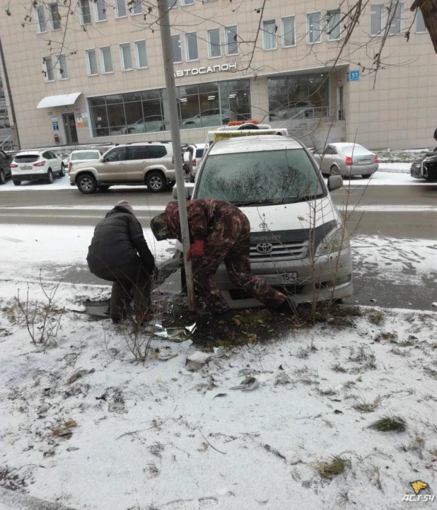 День жестянщика в Новосибирске. Из-за выпавшего снега и гололеда в городе увеличилось количество ДТП. 25 октября 2017 года.