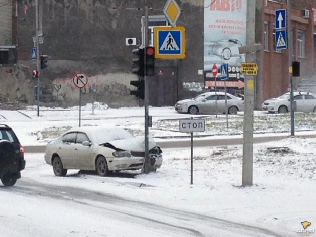 День жестянщика в Новосибирске. Из-за выпавшего снега и гололеда в городе увеличилось количество ДТП. 25 октября 2017 года.