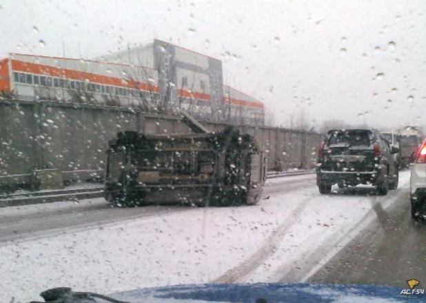 День жестянщика в Новосибирске. Из-за выпавшего снега и гололеда в городе увеличилось количество ДТП. 25 октября 2017 года.