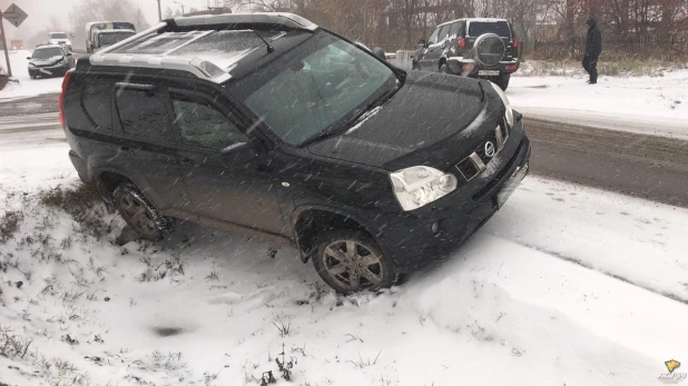 День жестянщика в Новосибирске. Из-за выпавшего снега и гололеда в городе увеличилось количество ДТП. 25 октября 2017 года.