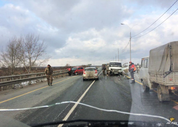 День жестянщика в Новосибирске. Из-за выпавшего снега и гололеда в городе увеличилось количество ДТП. 25 октября 2017 года.