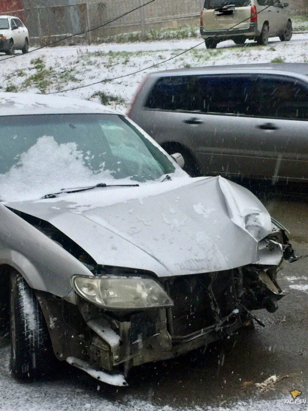 День жестянщика в Новосибирске. Из-за выпавшего снега и гололеда в городе увеличилось количество ДТП. 25 октября 2017 года.