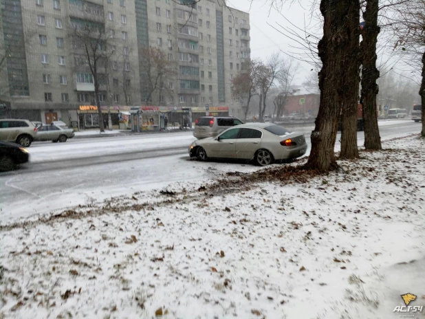 День жестянщика в Новосибирске. Из-за выпавшего снега и гололеда в городе увеличилось количество ДТП. 25 октября 2017 года.