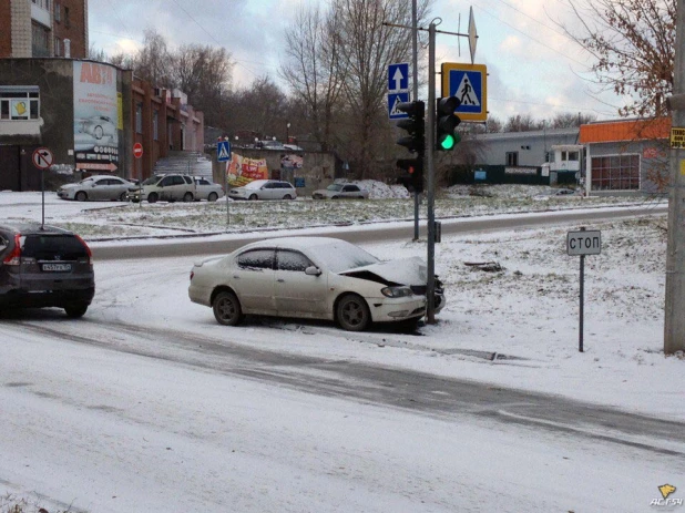 День жестянщика в Новосибирске. Из-за выпавшего снега и гололеда в городе увеличилось количество ДТП. 25 октября 2017 года.