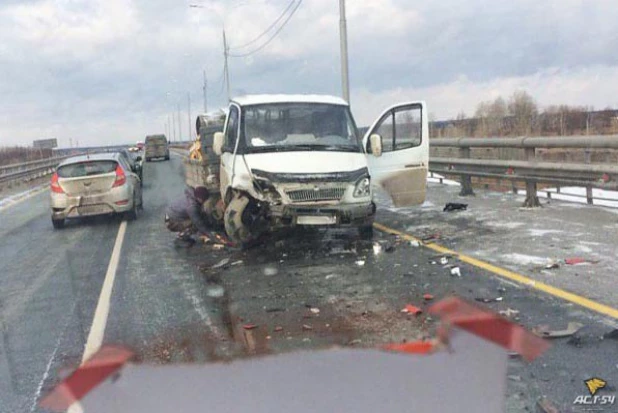 День жестянщика в Новосибирске. Из-за выпавшего снега и гололеда в городе увеличилось количество ДТП. 25 октября 2017 года.