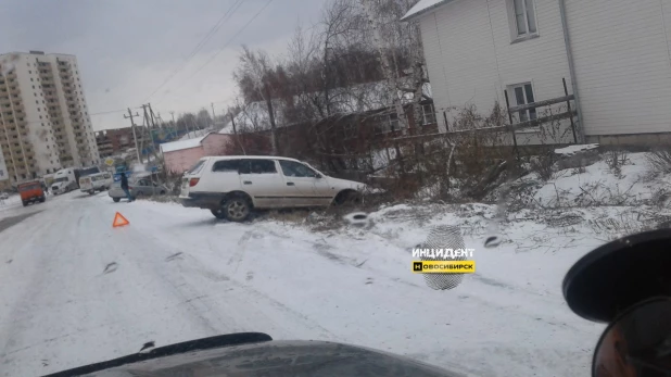 День жестянщика в Новосибирской области. Из-за выпавшего снега и гололеда увеличилось количество ДТП. 25 октября 2017 года.