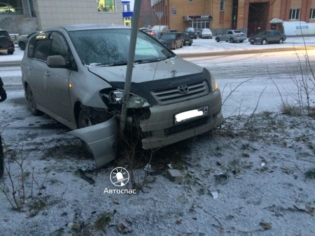 День жестянщика в Новосибирске. Из-за выпавшего снега и гололеда в городе увеличилось количество ДТП. 25 октября 2017 года.