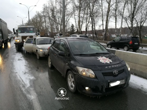 День жестянщика в Новосибирске. Из-за выпавшего снега и гололеда в городе увеличилось количество ДТП. 25 октября 2017 года.