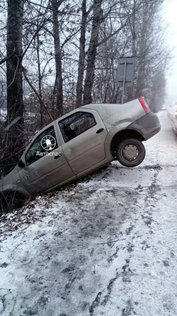 День жестянщика в Новосибирске. Из-за выпавшего снега и гололеда в городе увеличилось количество ДТП. 25 октября 2017 года.