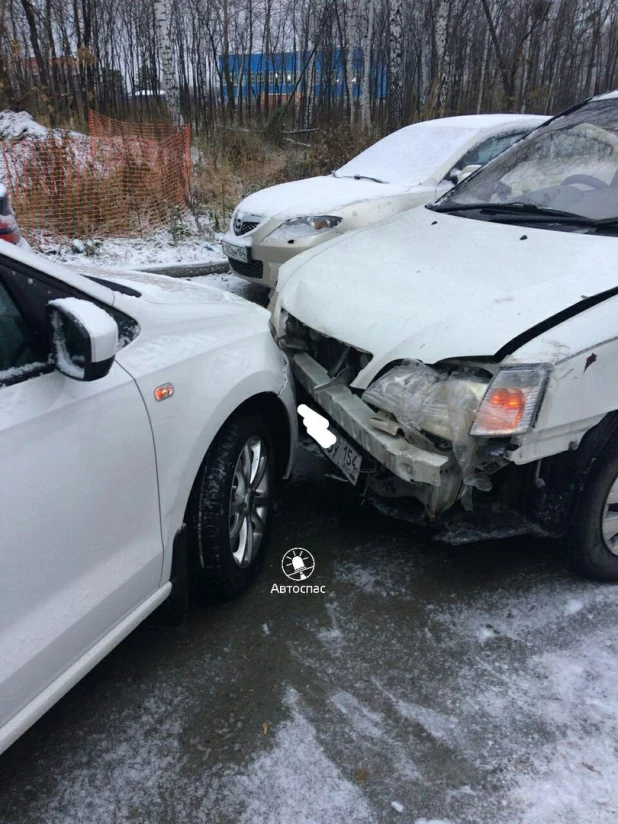 День жестянщика в Новосибирске. Из-за выпавшего снега и гололеда в городе увеличилось количество ДТП. 25 октября 2017 года.