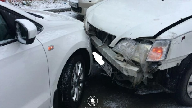 День жестянщика в Новосибирске. Из-за выпавшего снега и гололеда в городе увеличилось количество ДТП. 25 октября 2017 года.