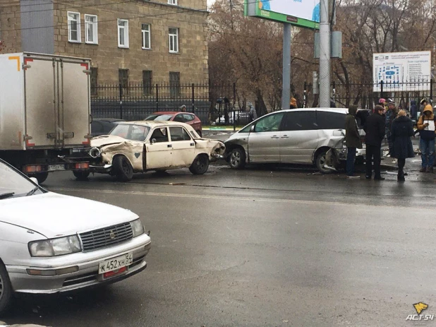 День жестянщика в Новосибирске. Из-за выпавшего снега и гололеда в городе увеличилось количество ДТП. 25 октября 2017 года.