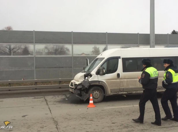 В Новосибирске маршрутка врезалась в автомобиль ДПС. 25 октября 2017 года.