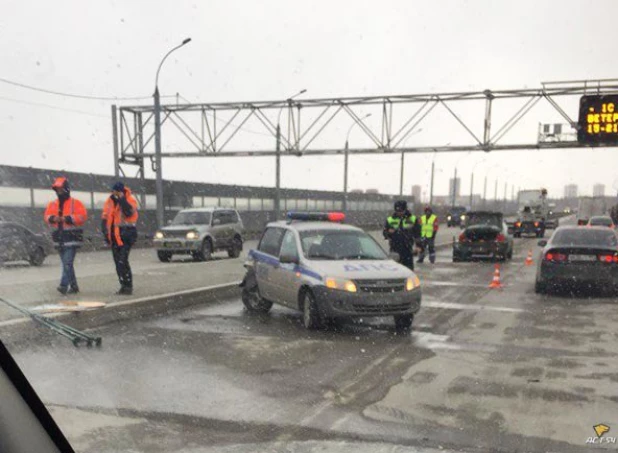 В Новосибирске маршрутка врезалась в автомобиль ДПС. 25 октября 2017 года.