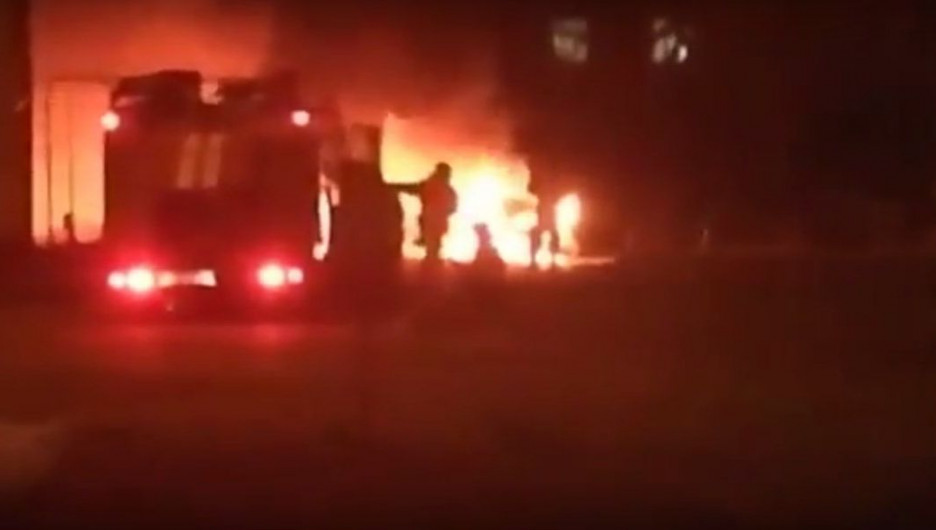В Барнауле сгорел автомобиль. 26 октября 2017 года.