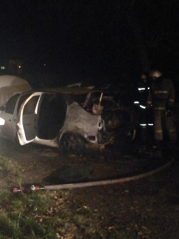 В Барнауле сгорел автомобиль. 26 октября 2017 года.