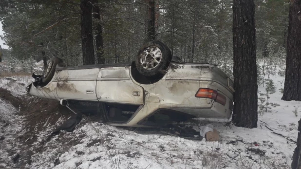 В лесу под Волчихой перевернулся автомобиль Toyota Mark II.